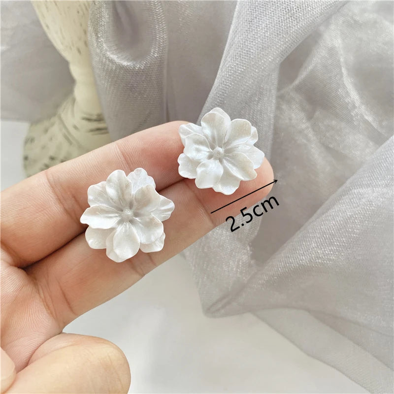 New Irregular Mussel Stud Earrings – Unique Floral, Leaf, Pearl & Heart Designs for Women