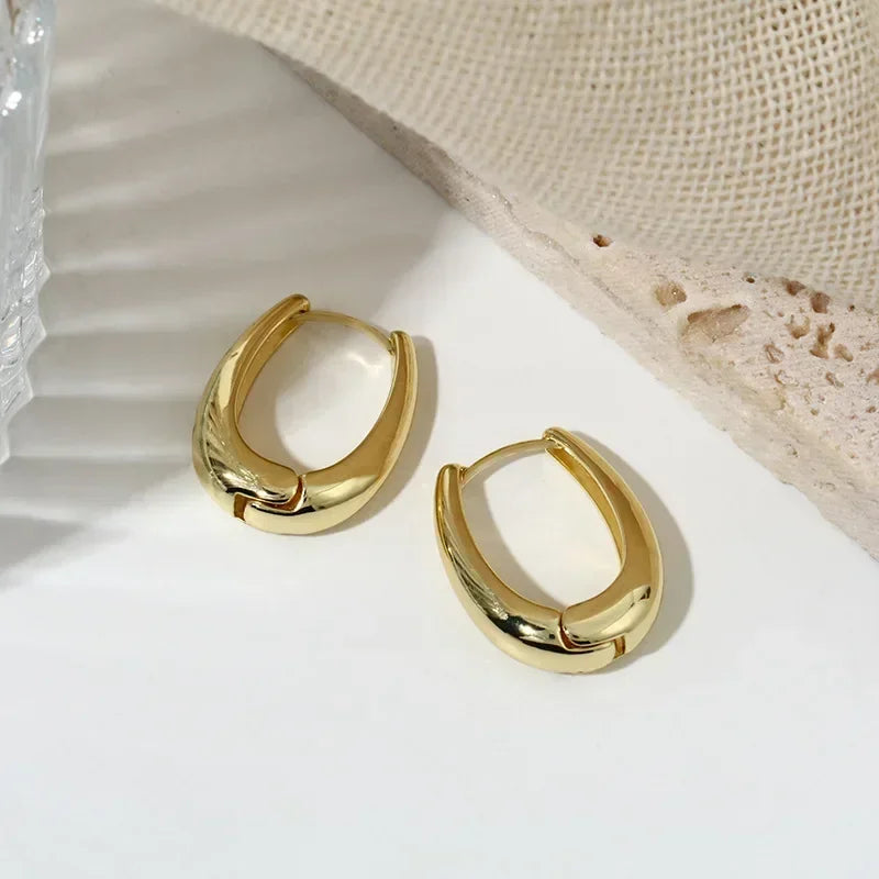 Simple & Fashionable U-Shaped Earrings – Elegant Everyday Jewelry for Women
