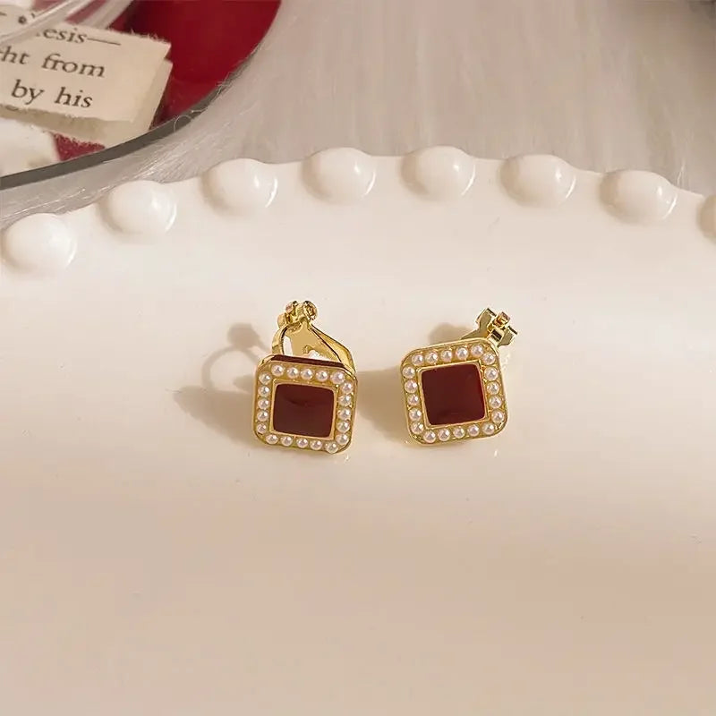 2025 High-End Pearl Wine Red Ear Clip Earrings – French Retro Niche Socialite Jewelry Set for Women