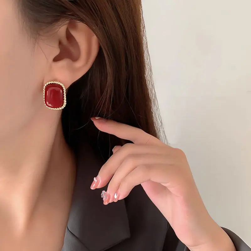 2025 High-End Pearl Wine Red Ear Clip Earrings – French Retro Niche Socialite Jewelry Set for Women