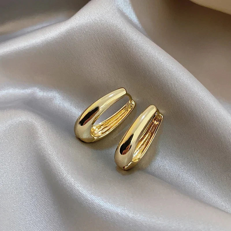 Simple & Fashionable U-Shaped Earrings – Elegant Everyday Jewelry for Women