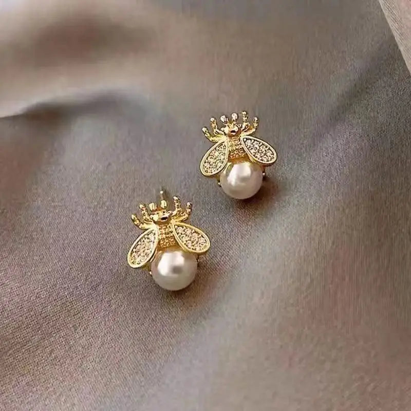 2025 New Minimalist Small Pearl Earrings – Elegant & Stylish