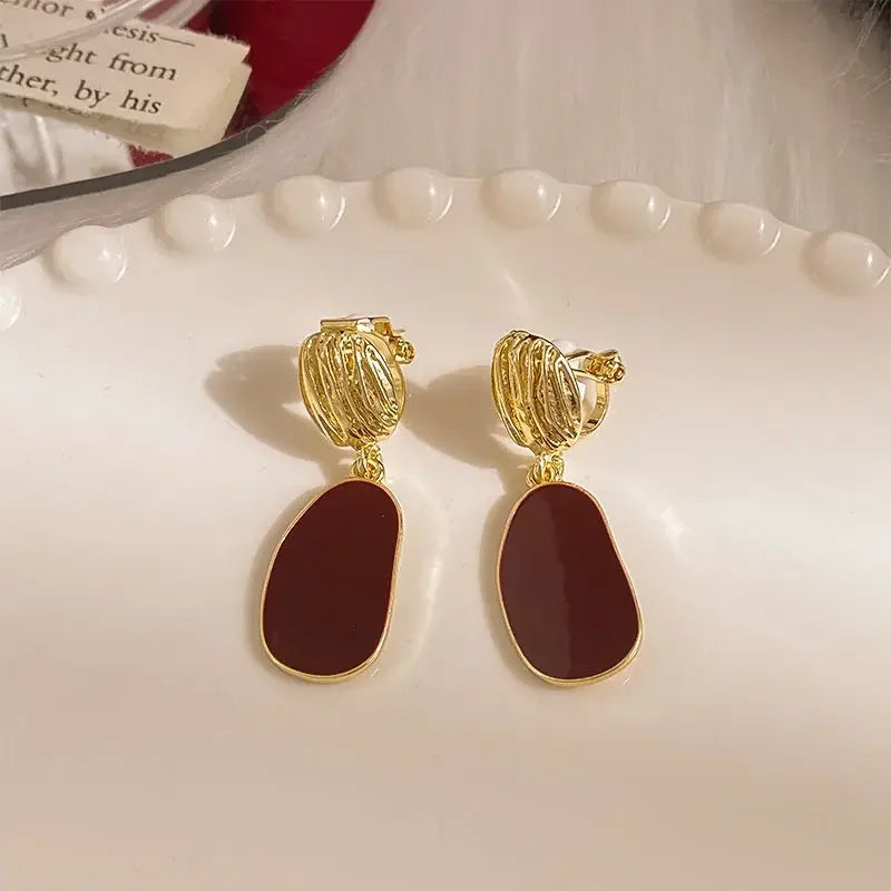 2025 High-End Pearl Wine Red Ear Clip Earrings – French Retro Niche Socialite Jewelry Set for Women