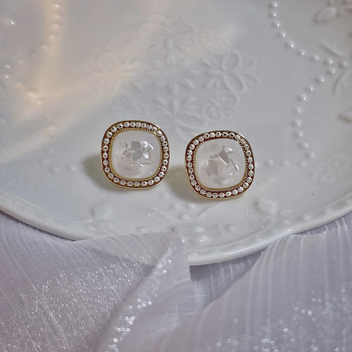 2025 High-End Pearl Wine Red Ear Clip Earrings – French Retro Niche Socialite Jewelry Set for Women