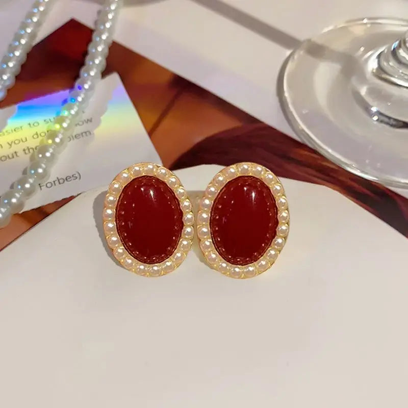 2025 High-End Pearl Wine Red Ear Clip Earrings – French Retro Niche Socialite Jewelry Set for Women