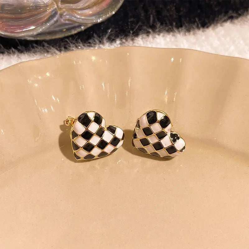 2025 High-End Pearl Wine Red Ear Clip Earrings – French Retro Niche Socialite Jewelry Set for Women