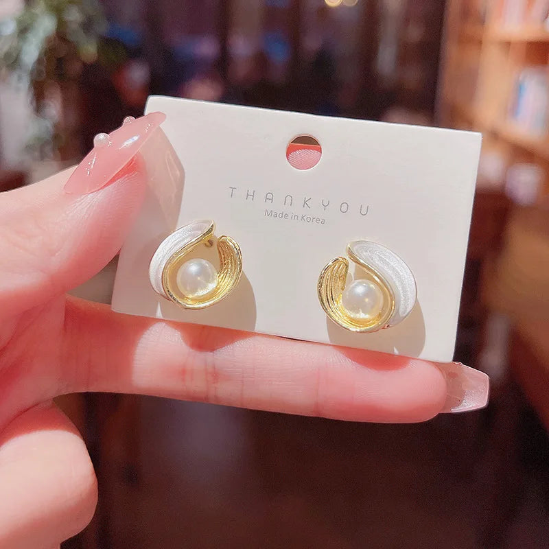 New Irregular Mussel Stud Earrings – Unique Floral, Leaf, Pearl & Heart Designs for Women