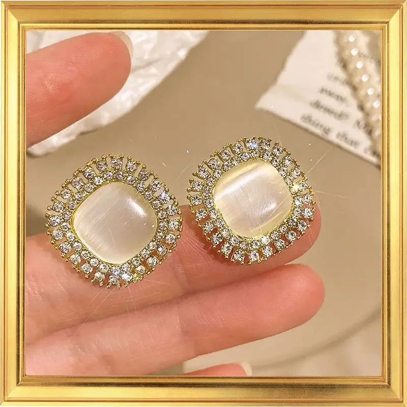 2025 High-End Pearl Wine Red Ear Clip Earrings – French Retro Niche Socialite Jewelry Set for Women