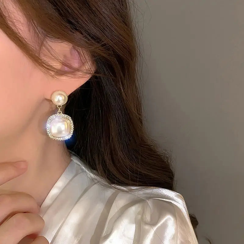 2025 High-End Pearl Wine Red Ear Clip Earrings – French Retro Niche Socialite Jewelry Set for Women