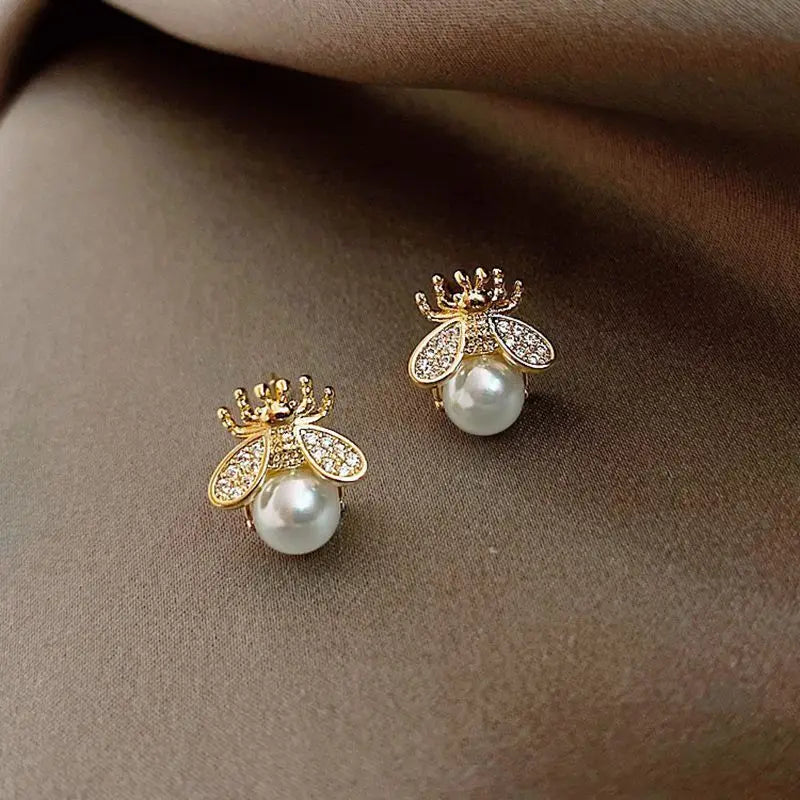 2025 New Minimalist Small Pearl Earrings – Elegant & Stylish