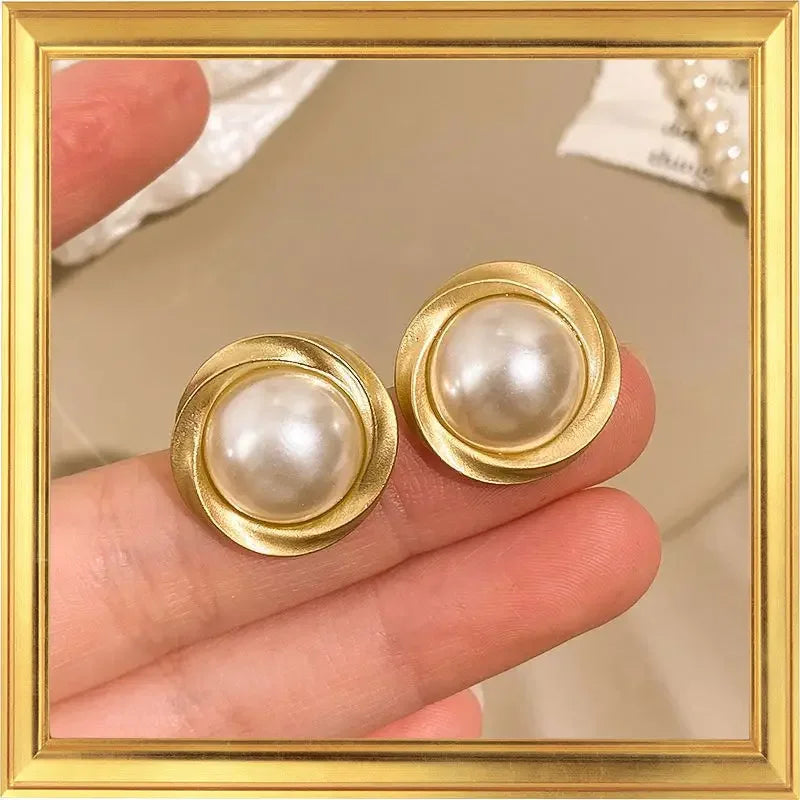 2025 High-End Pearl Wine Red Ear Clip Earrings – French Retro Niche Socialite Jewelry Set for Women